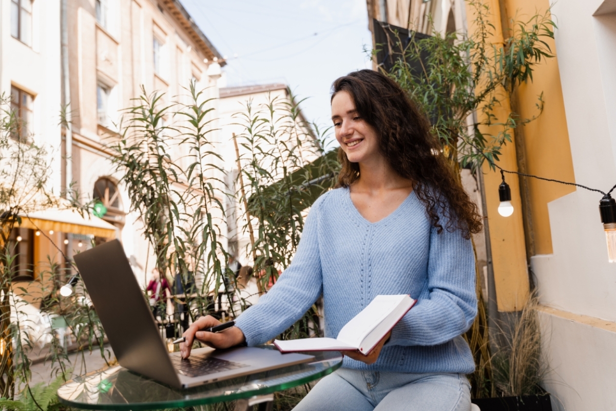 przebywanie-z-dziecmi-daje-ci-radosc-i-nastraja-na-lepszy-dzien-sprawdz-jak-rozpoczac-kariere-opiekuna-w-zlobku