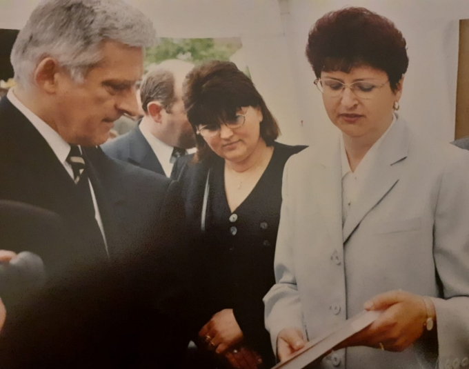 z_premierem_jerzym_buzkiem_w_chwili_odzyskania_przez_krzanowice_praw_miejskich_2001