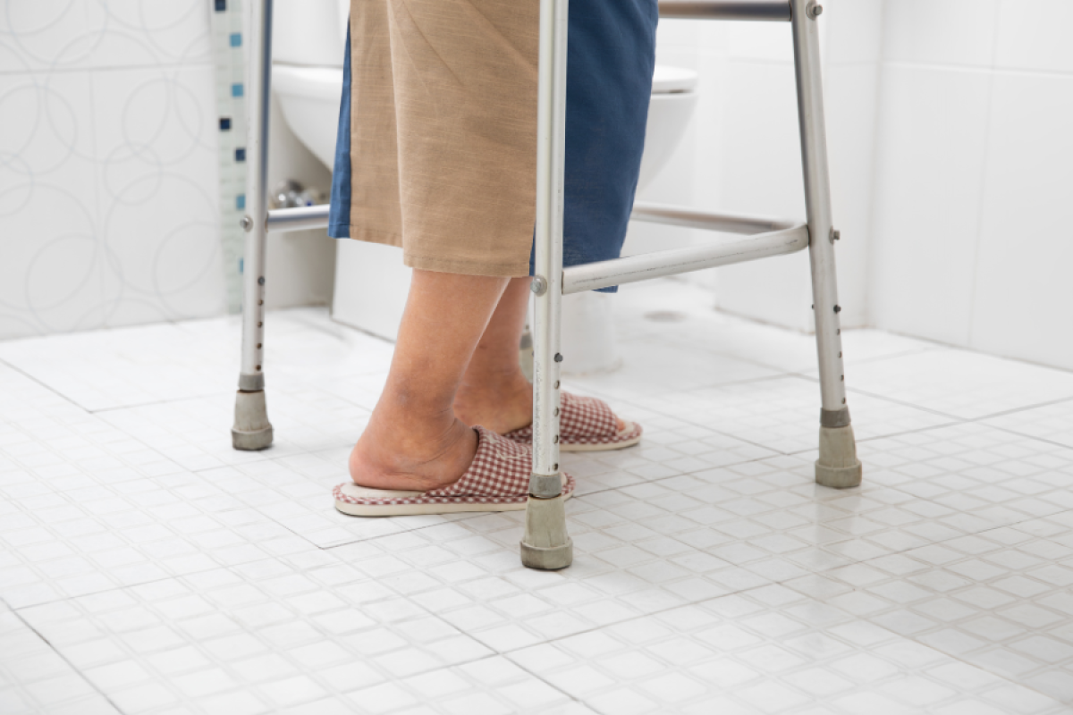 seniorka porusza się o balkoniku do łazienki