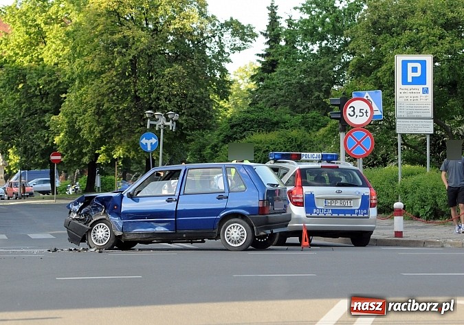 Zdjęcie w galerii na portalu naszraciborz.pl: Fiat uno i ford mondeo zderzyły się przy sądzie wiadomości z regionu