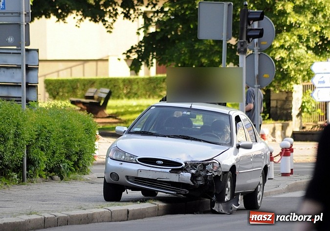 Zdjęcie w galerii na portalu naszraciborz.pl: Fiat uno i ford mondeo zderzyły się przy sądzie wiadomości z regionu
