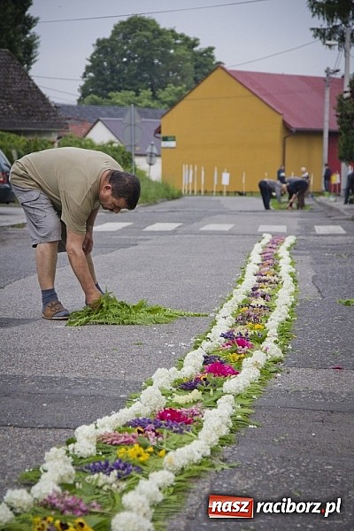 Zdjęcie w galerii na portalu naszraciborz.pl: Dziś Boże Ciało. Gościliśmy w Studziennej wiadomości z regionu