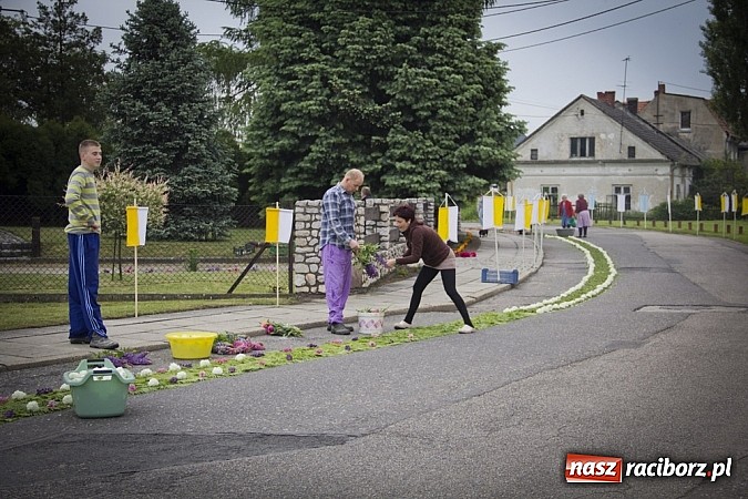 Zdjęcie w galerii na portalu naszraciborz.pl: Dziś Boże Ciało. Gościliśmy w Studziennej wiadomości z regionu