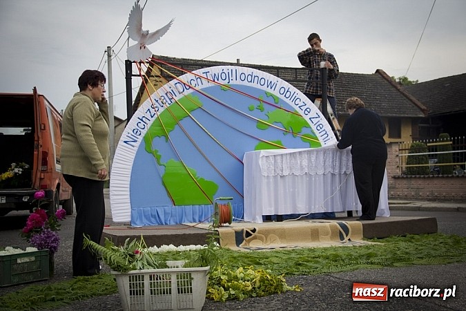 Zdjęcie w galerii na portalu naszraciborz.pl: Dziś Boże Ciało. Gościliśmy w Studziennej wiadomości z regionu