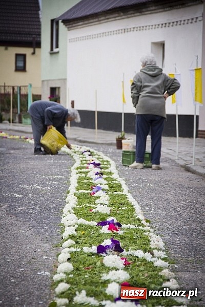 Zdjęcie w galerii na portalu naszraciborz.pl: Dziś Boże Ciało. Gościliśmy w Studziennej wiadomości z regionu