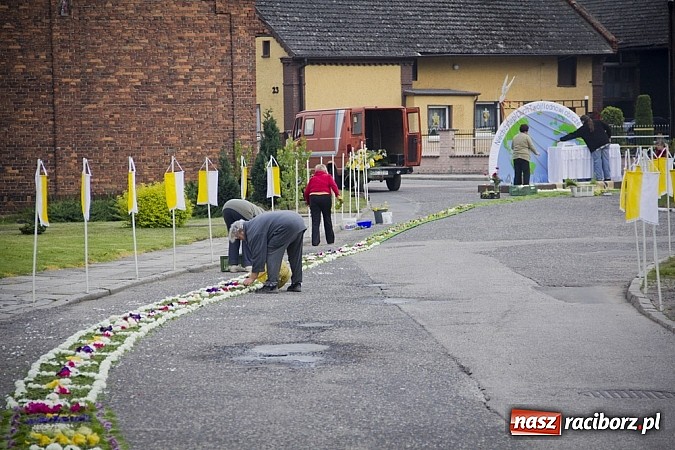 Zdjęcie w galerii na portalu naszraciborz.pl: Dziś Boże Ciało. Gościliśmy w Studziennej wiadomości z regionu