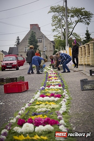Zdjęcie w galerii na portalu naszraciborz.pl: Dziś Boże Ciało. Gościliśmy w Studziennej wiadomości z regionu