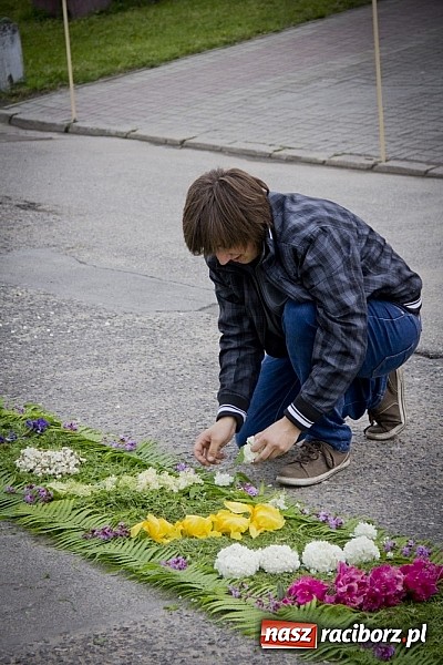 Zdjęcie w galerii na portalu naszraciborz.pl: Dziś Boże Ciało. Gościliśmy w Studziennej wiadomości z regionu