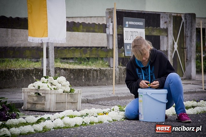 Zdjęcie w galerii na portalu naszraciborz.pl: Dziś Boże Ciało. Gościliśmy w Studziennej wiadomości z regionu