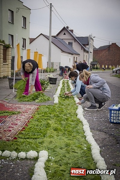 Zdjęcie w galerii na portalu naszraciborz.pl: Dziś Boże Ciało. Gościliśmy w Studziennej wiadomości z regionu