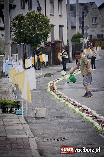 Zdjęcie w galerii na portalu naszraciborz.pl: Dziś Boże Ciało. Gościliśmy w Studziennej wiadomości z regionu
