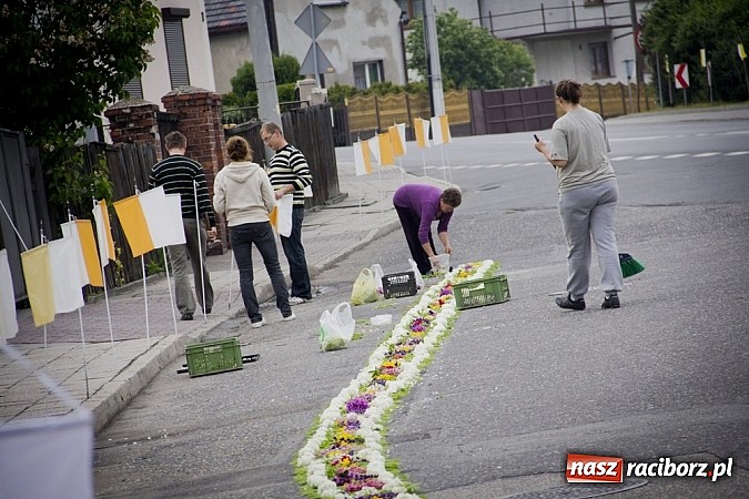 Zdjęcie w galerii na portalu naszraciborz.pl: Dziś Boże Ciało. Gościliśmy w Studziennej wiadomości z regionu