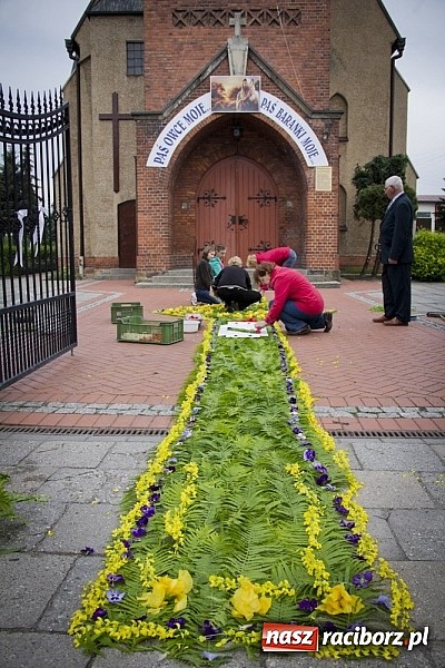 Zdjęcie w galerii na portalu naszraciborz.pl: Dziś Boże Ciało. Gościliśmy w Studziennej wiadomości z regionu