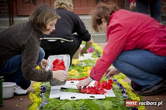 Zdjęcie w galerii na portalu naszraciborz.pl: Dziś Boże Ciało. Gościliśmy w Studziennej wiadomości z regionu