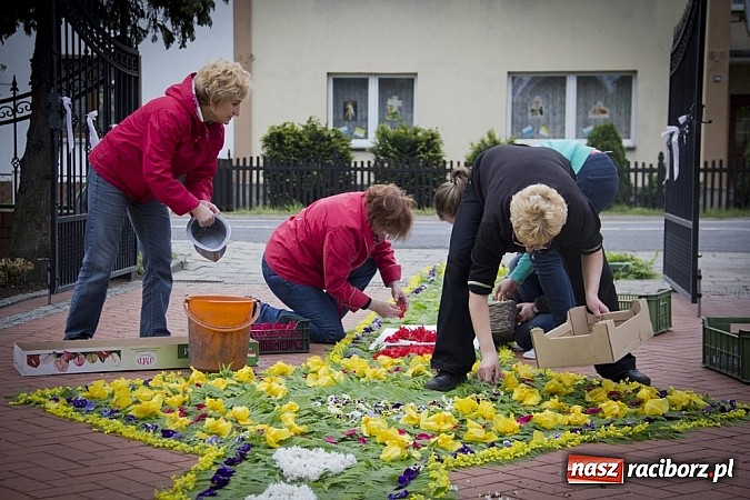 Zdjęcie w galerii na portalu naszraciborz.pl: Dziś Boże Ciało. Gościliśmy w Studziennej wiadomości z regionu