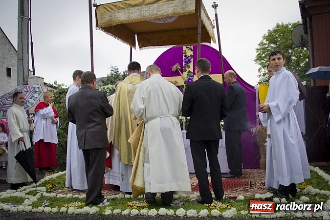 Zdjęcie w galerii na portalu naszraciborz.pl: Dziś Boże Ciało. Gościliśmy w Studziennej wiadomości z regionu
