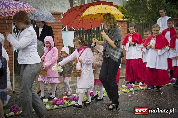 Zdjęcie w galerii na portalu naszraciborz.pl: Dziś Boże Ciało. Gościliśmy w Studziennej wiadomości z regionu