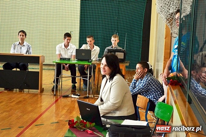 Zdjęcie w galerii na portalu naszraciborz.pl: W Kornowacu odsłonięto obelisk upamiętniający patrona szkoły wiadomości z regionu