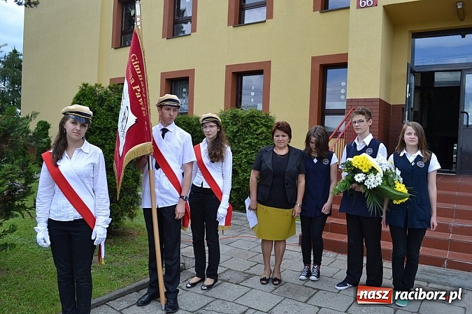 Zdjęcie w galerii na portalu naszraciborz.pl: W Kornowacu odsłonięto obelisk upamiętniający patrona szkoły wiadomości z regionu