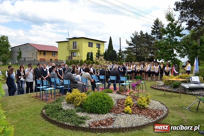 Zdjęcie w galerii na portalu naszraciborz.pl: W Kornowacu odsłonięto obelisk upamiętniający patrona szkoły wiadomości z regionu