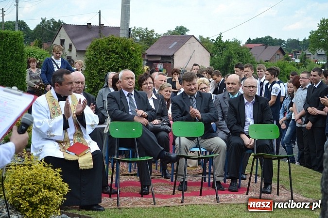 Zdjęcie w galerii na portalu naszraciborz.pl: W Kornowacu odsłonięto obelisk upamiętniający patrona szkoły wiadomości z regionu