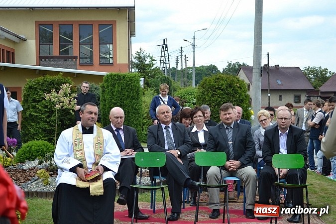 Zdjęcie w galerii na portalu naszraciborz.pl: W Kornowacu odsłonięto obelisk upamiętniający patrona szkoły wiadomości z regionu