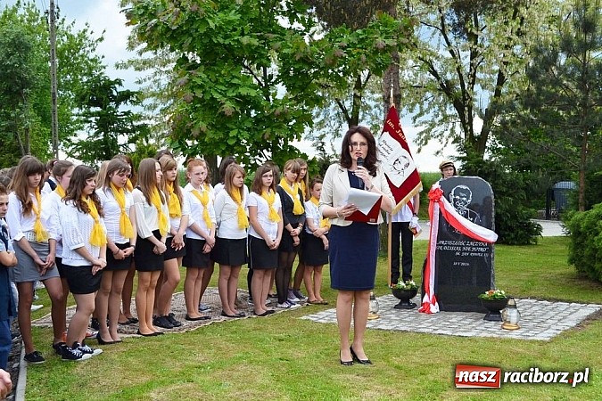 Zdjęcie w galerii na portalu naszraciborz.pl: W Kornowacu odsłonięto obelisk upamiętniający patrona szkoły wiadomości z regionu
