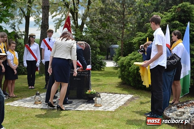 Zdjęcie w galerii na portalu naszraciborz.pl: W Kornowacu odsłonięto obelisk upamiętniający patrona szkoły wiadomości z regionu