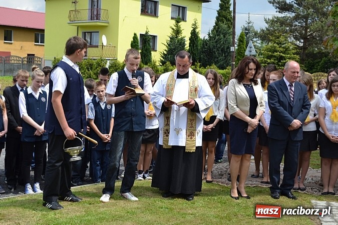 Zdjęcie w galerii na portalu naszraciborz.pl: W Kornowacu odsłonięto obelisk upamiętniający patrona szkoły wiadomości z regionu