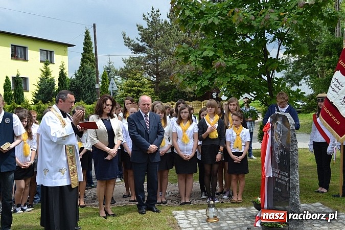 Zdjęcie w galerii na portalu naszraciborz.pl: W Kornowacu odsłonięto obelisk upamiętniający patrona szkoły wiadomości z regionu