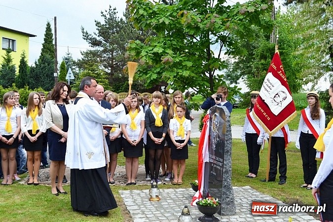 Zdjęcie w galerii na portalu naszraciborz.pl: W Kornowacu odsłonięto obelisk upamiętniający patrona szkoły wiadomości z regionu