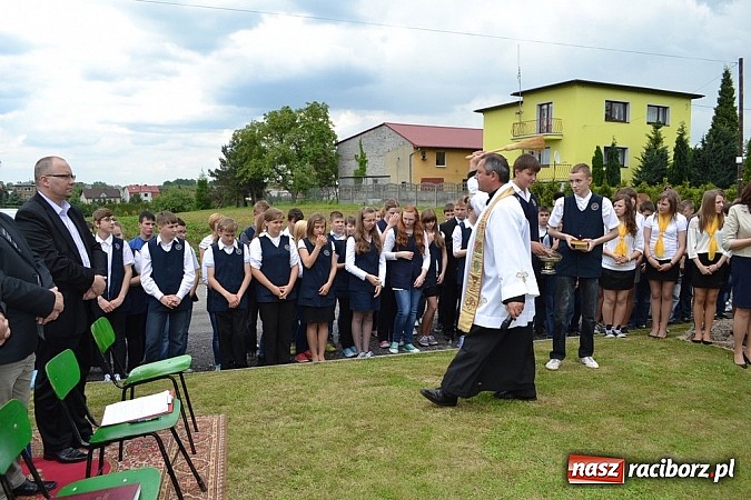 Zdjęcie w galerii na portalu naszraciborz.pl: W Kornowacu odsłonięto obelisk upamiętniający patrona szkoły wiadomości z regionu