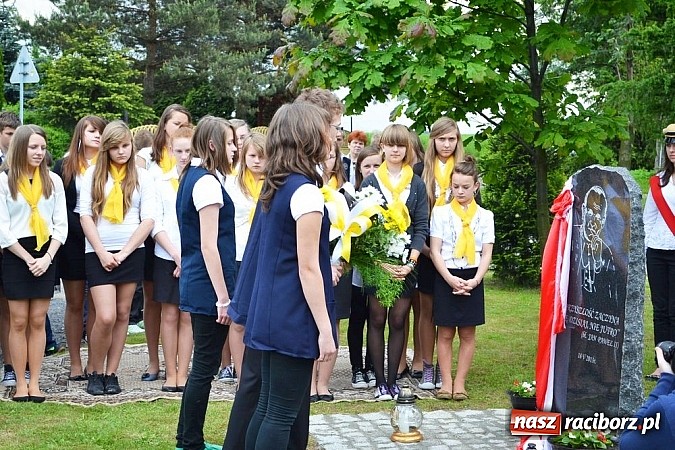 Zdjęcie w galerii na portalu naszraciborz.pl: W Kornowacu odsłonięto obelisk upamiętniający patrona szkoły wiadomości z regionu