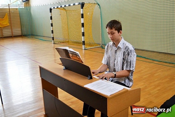 Zdjęcie w galerii na portalu naszraciborz.pl: W Kornowacu odsłonięto obelisk upamiętniający patrona szkoły wiadomości z regionu