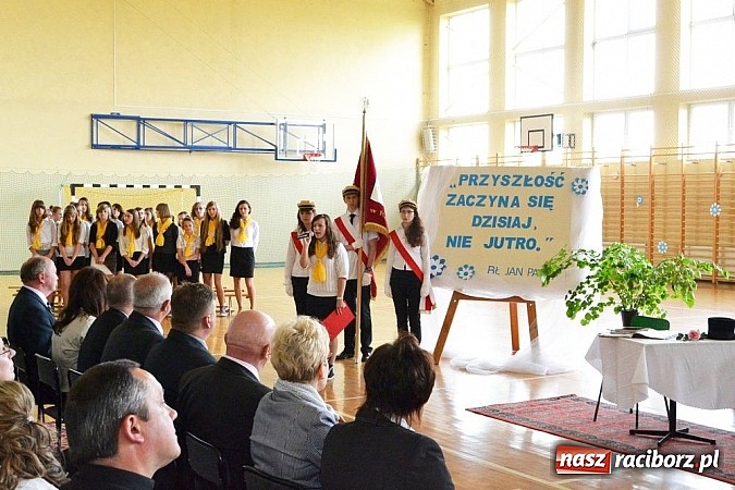 Zdjęcie w galerii na portalu naszraciborz.pl: W Kornowacu odsłonięto obelisk upamiętniający patrona szkoły wiadomości z regionu