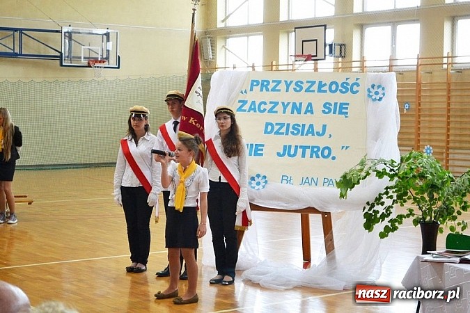 Zdjęcie w galerii na portalu naszraciborz.pl: W Kornowacu odsłonięto obelisk upamiętniający patrona szkoły wiadomości z regionu