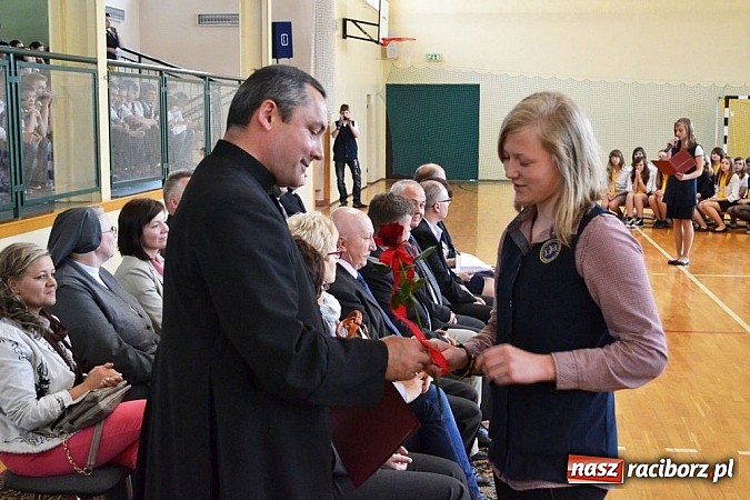 Zdjęcie w galerii na portalu naszraciborz.pl: W Kornowacu odsłonięto obelisk upamiętniający patrona szkoły wiadomości z regionu