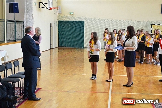 Zdjęcie w galerii na portalu naszraciborz.pl: W Kornowacu odsłonięto obelisk upamiętniający patrona szkoły wiadomości z regionu