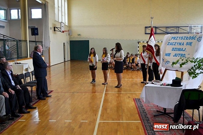 Zdjęcie w galerii na portalu naszraciborz.pl: W Kornowacu odsłonięto obelisk upamiętniający patrona szkoły wiadomości z regionu