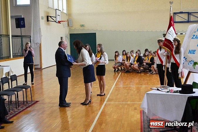 Zdjęcie w galerii na portalu naszraciborz.pl: W Kornowacu odsłonięto obelisk upamiętniający patrona szkoły wiadomości z regionu