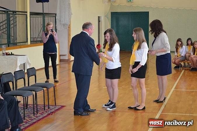 Zdjęcie w galerii na portalu naszraciborz.pl: W Kornowacu odsłonięto obelisk upamiętniający patrona szkoły wiadomości z regionu