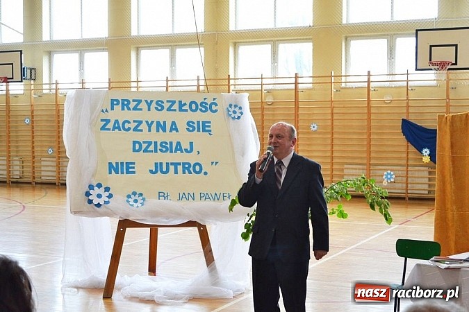 Zdjęcie w galerii na portalu naszraciborz.pl: W Kornowacu odsłonięto obelisk upamiętniający patrona szkoły wiadomości z regionu