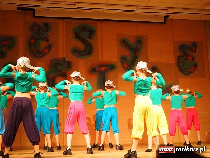 Zdjęcie w galerii na portalu naszraciborz.pl: Mażoretki świetne także w hip–hopie! wiadomości z regionu