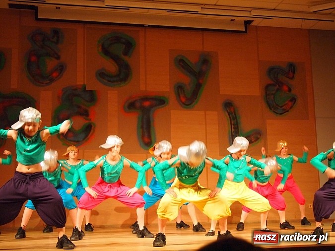Zdjęcie w galerii na portalu naszraciborz.pl: Mażoretki świetne także w hip–hopie! wiadomości z regionu
