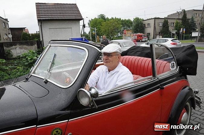 Zdjęcie w galerii na portalu naszraciborz.pl: Oldtimery zajechały do naszego powiatu wiadomości z regionu