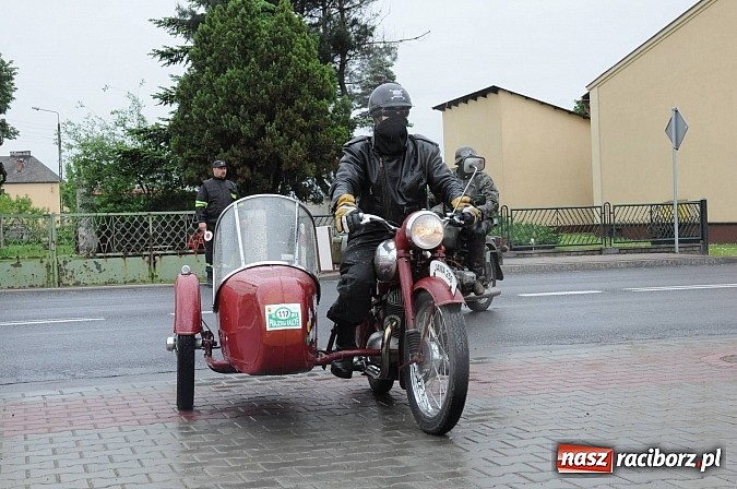 Zdjęcie w galerii na portalu naszraciborz.pl: Oldtimery zajechały do naszego powiatu wiadomości z regionu