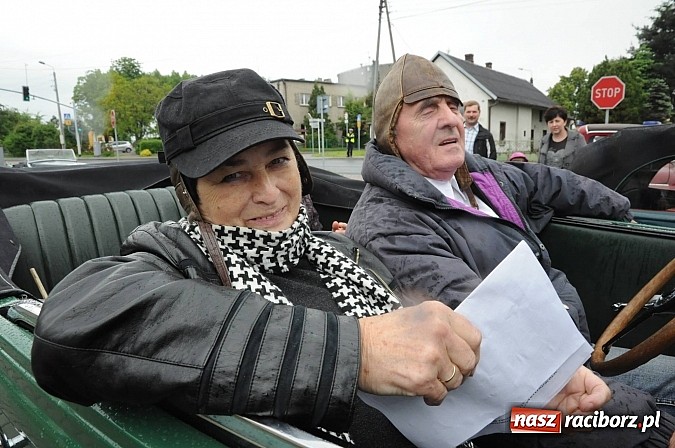 Zdjęcie w galerii na portalu naszraciborz.pl: Oldtimery zajechały do naszego powiatu wiadomości z regionu