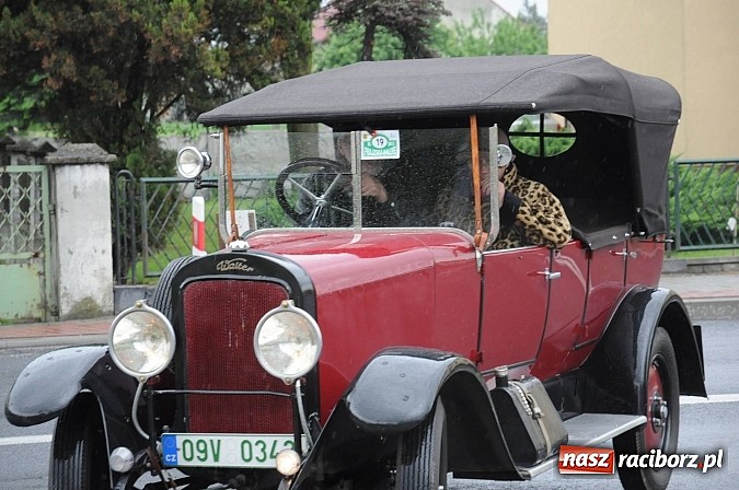 Zdjęcie w galerii na portalu naszraciborz.pl: Oldtimery zajechały do naszego powiatu wiadomości z regionu