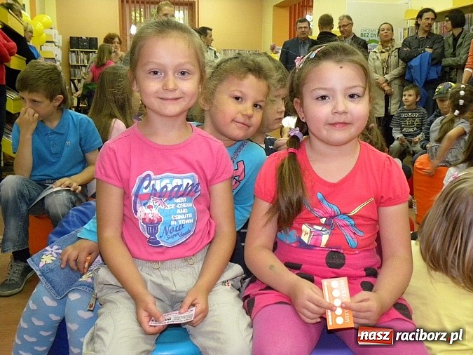 Zdjęcie w galerii na portalu naszraciborz.pl: Dzień Dziecka w książnicy. Prezydent i starosta czytali Lokomotywę wiadomości z regionu