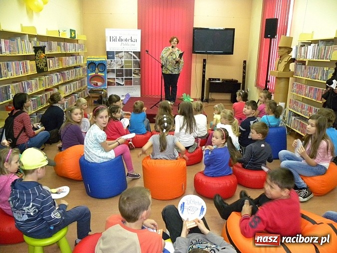 Zdjęcie w galerii na portalu naszraciborz.pl: Dzień Dziecka w książnicy. Prezydent i starosta czytali Lokomotywę wiadomości z regionu